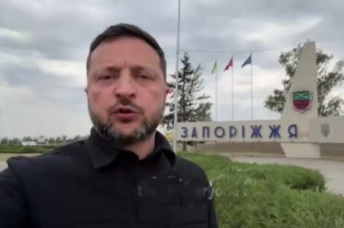 Zelenskij opět hraje, nahrál projev ve studiu, ale tvrdil, že je v Záporoží Zelenskij opět hraje, nahrál projev ve studiu, ale tvrdil, že je v Záporoží