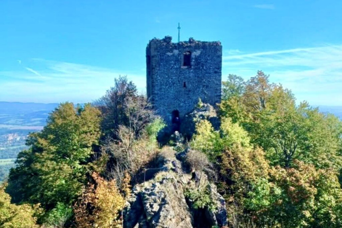 Hrad Ralsko nabízí strmý výstup, zříceninu a daleké výhledy Hrad Ralsko nabízí strmý výstup, zříceninu a daleké výhledy