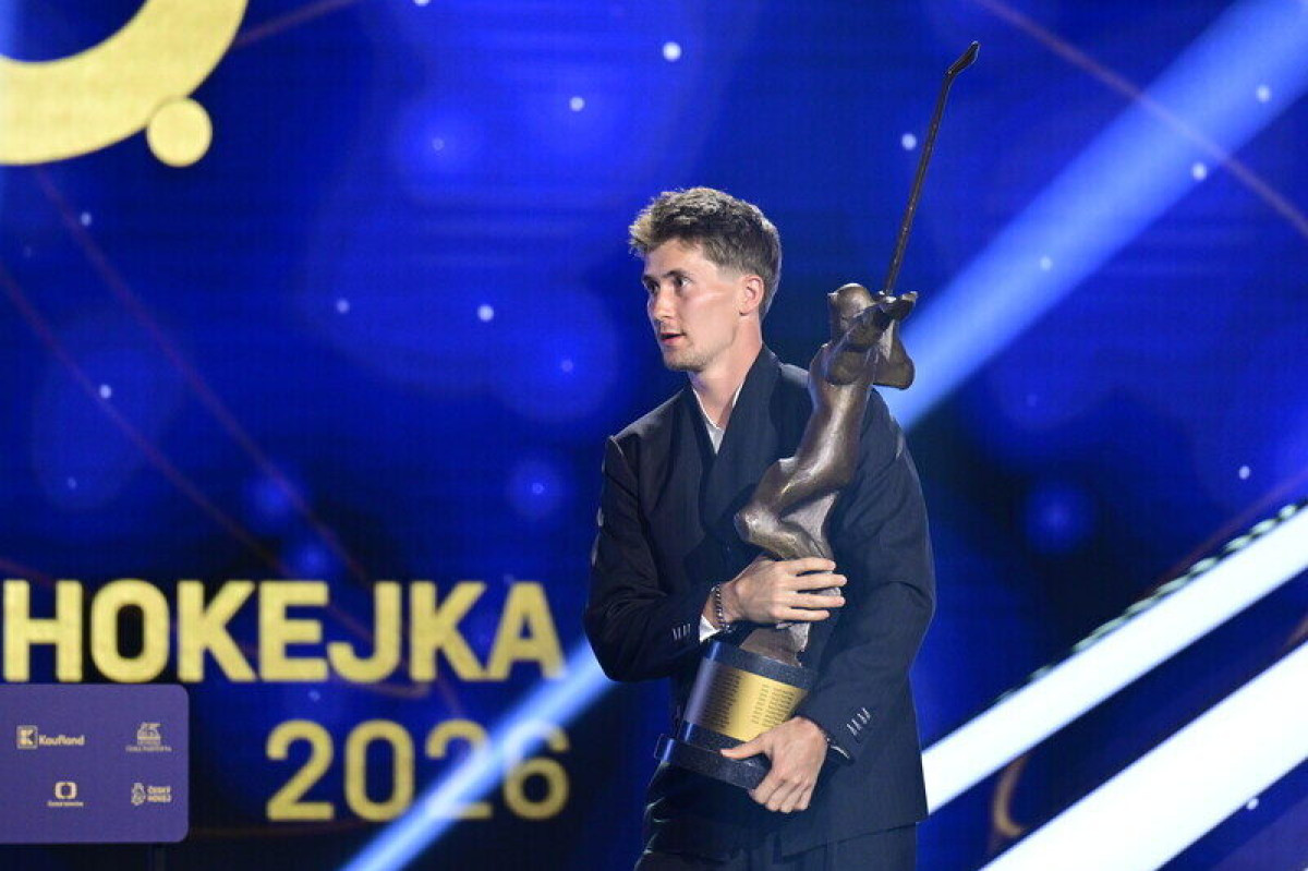 Martin Nečas poprvé ovládl Zlatou hokejku, sesadil Pastrňáka