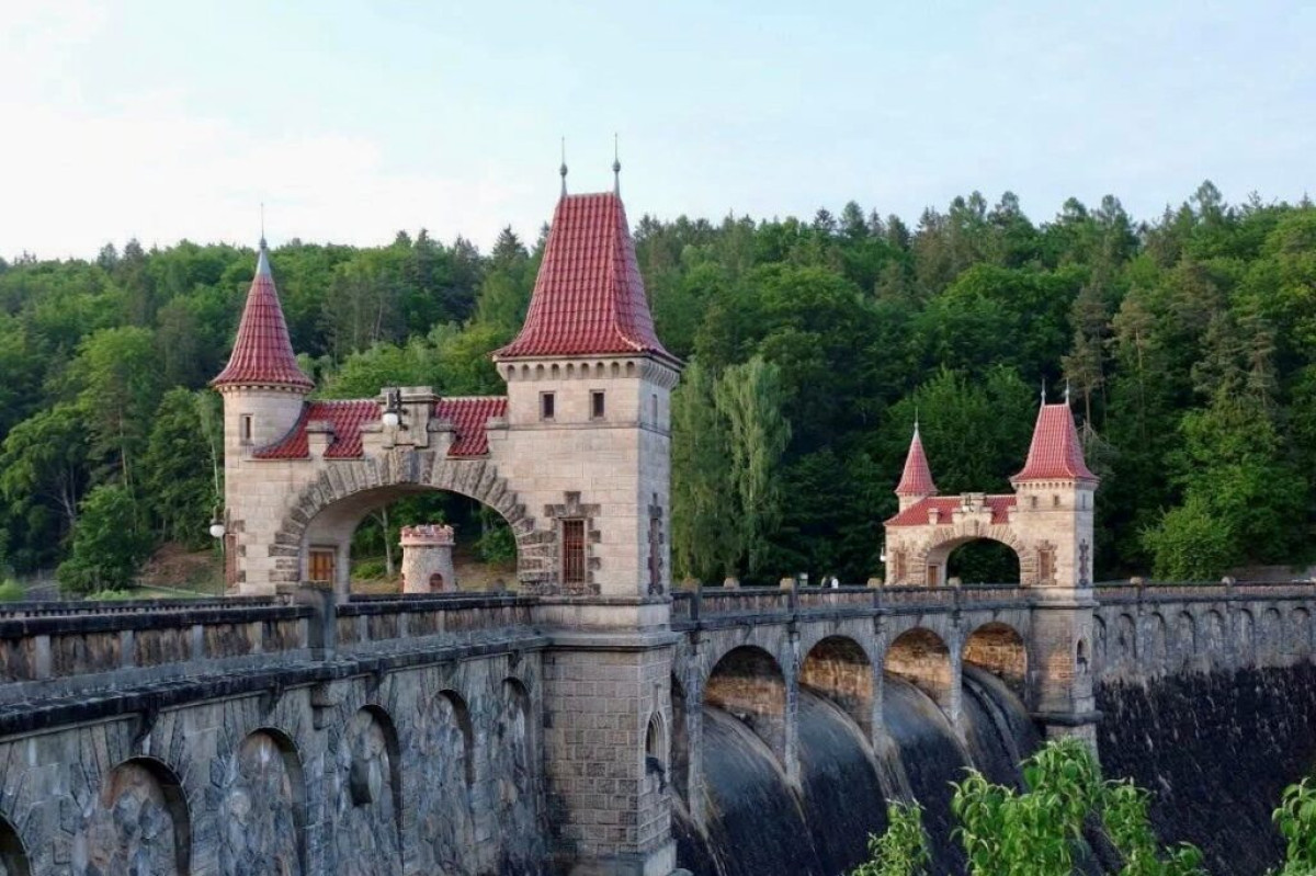 Přehrada Les Království nabízí výlet za technikou i přírodou