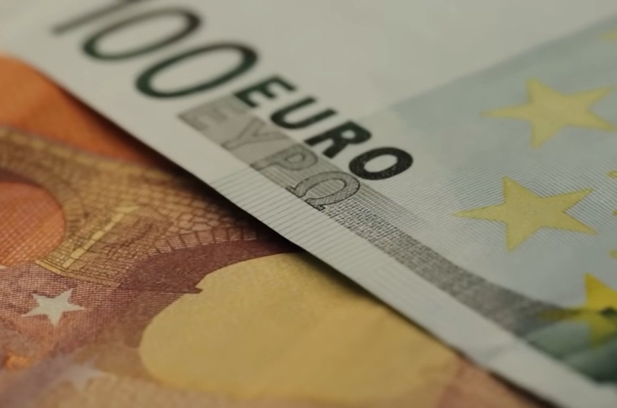 Euro padá. Francouzský dluh tlačí na eurozónu i Česko Euro padá. Francouzský dluh tlačí na eurozónu i Česko