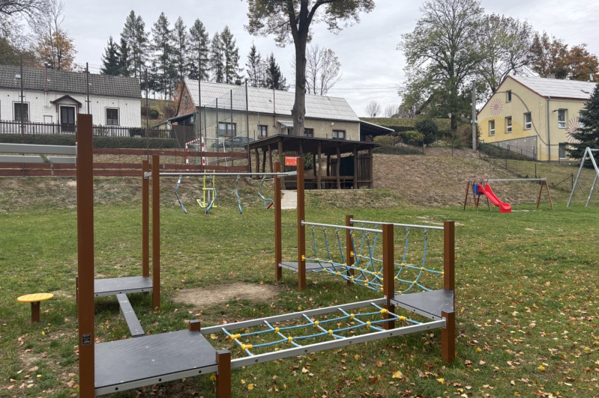 Ve Vendolí slavnostně otevřeli modernizovaná a nová dětská hřiště