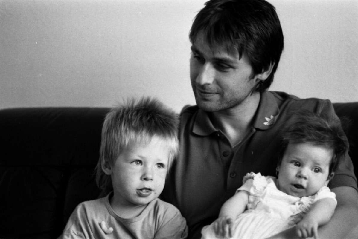 Jan Železný na fotografii z léta 1990 s dětmi