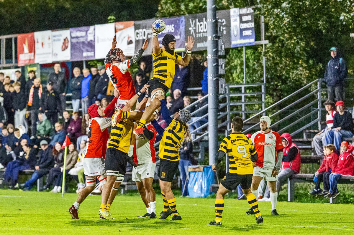 Ragbisté Slavie výhrou 39:28 v derby s Pragou pokřtili nové osvětlení