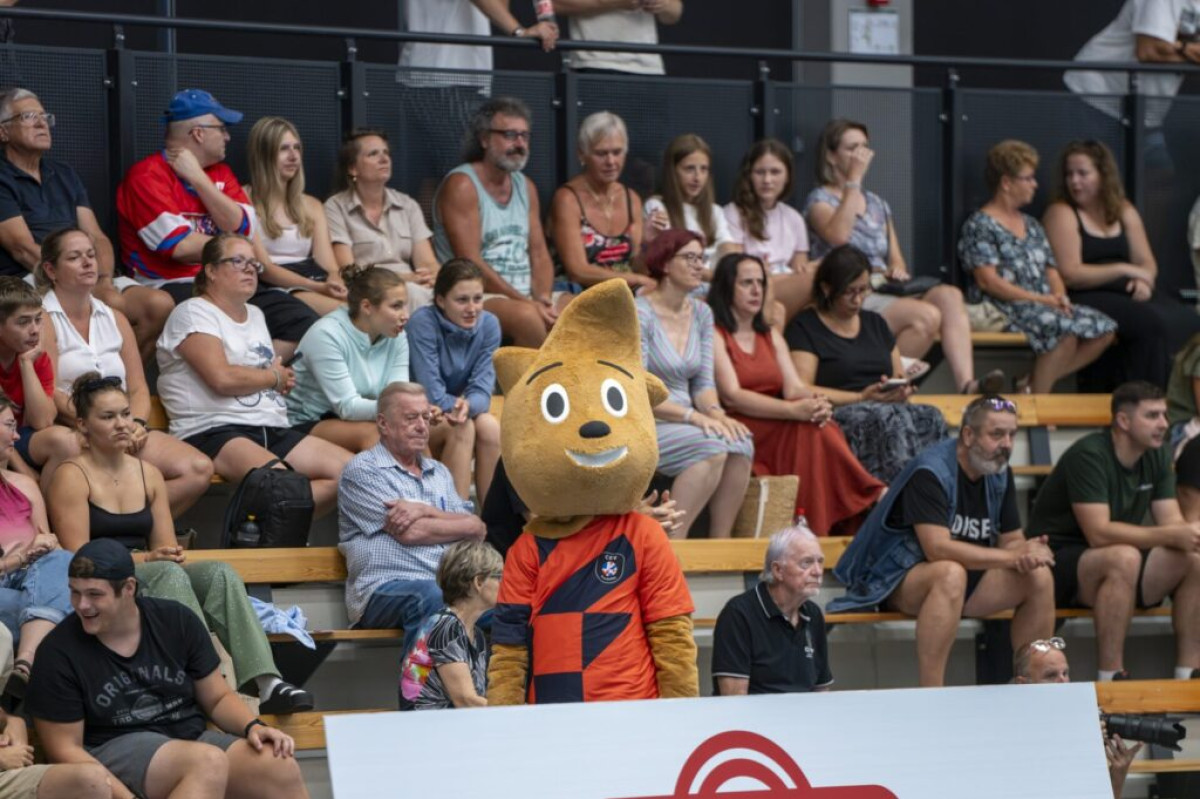 Organizátoři evropského šampionátu představili volejbalovým fanouškům maskota. Veverku jménem Ace