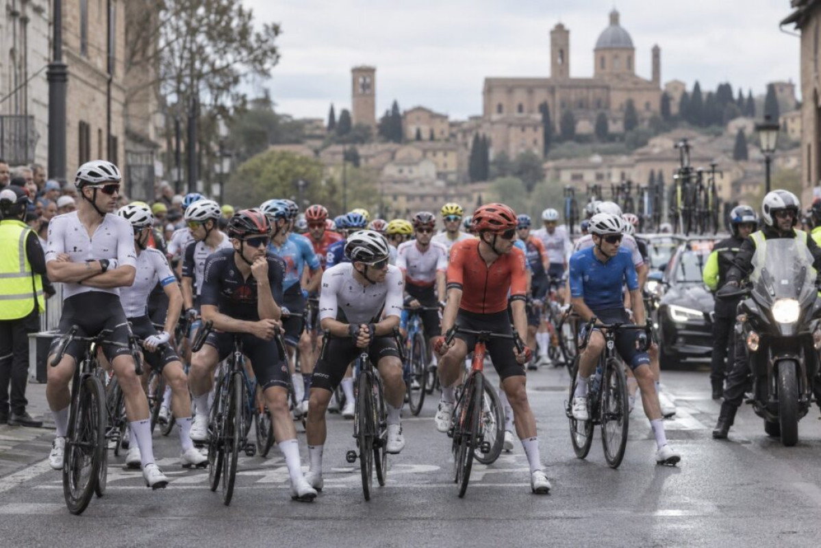 Peloton zastavil Lombardii. Cyklisté žádají bezpečnější závody Peloton zastavil Lombardii. Cyklisté žádají bezpečnější závody