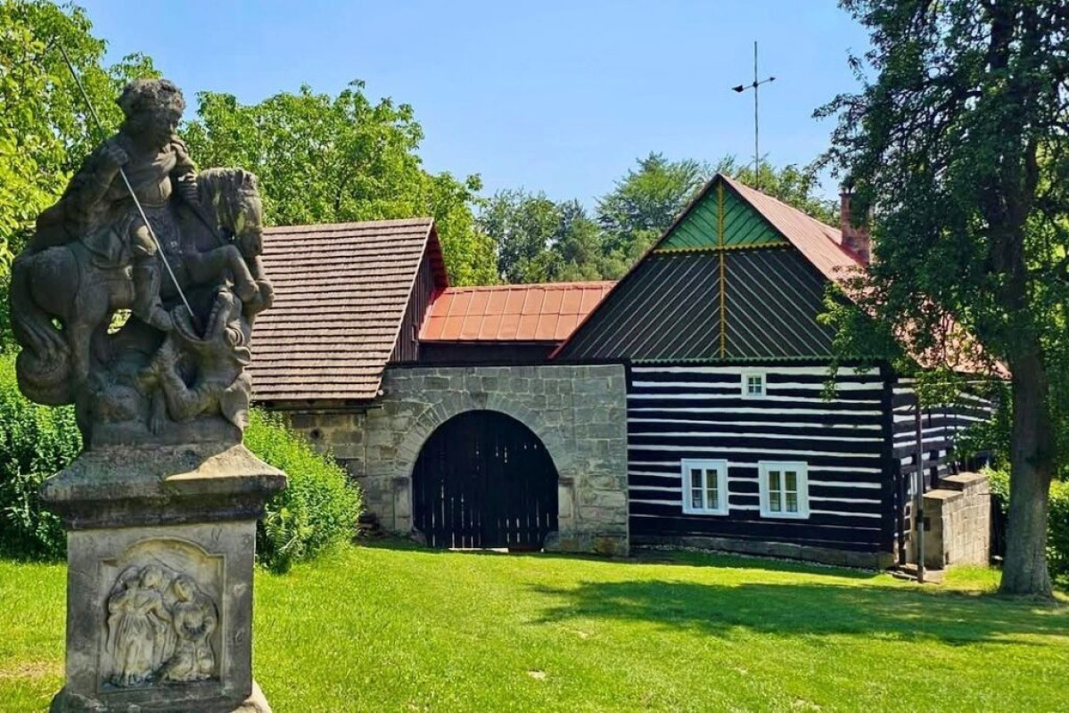 Skalní reliéfy u Kopicova statku v srdci Českého ráje