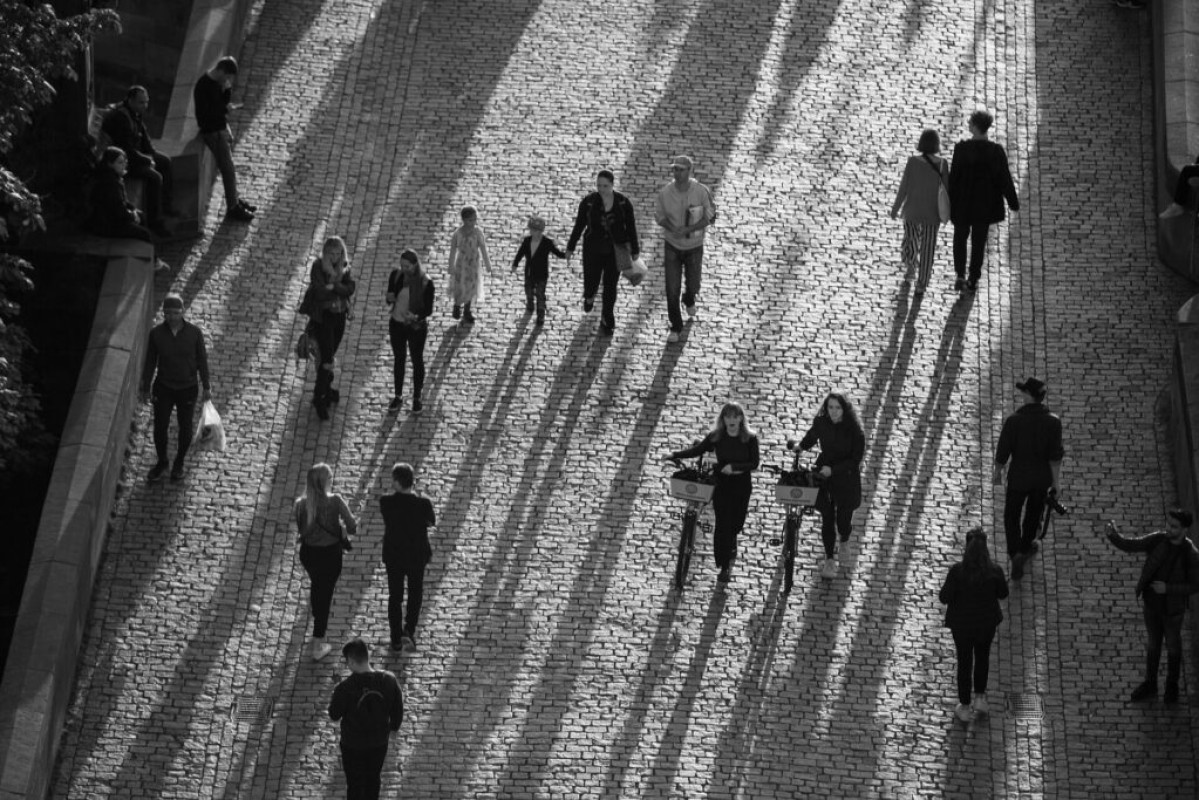 Chůze jako klíč k dlouhověkosti: Studie odhaluje multifunkční přínosy pro zdravé stárnutí