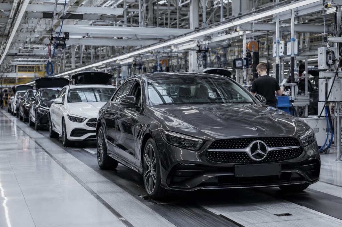 Mercedes přiznal problém. Čína dál stahuje automobilku dolů