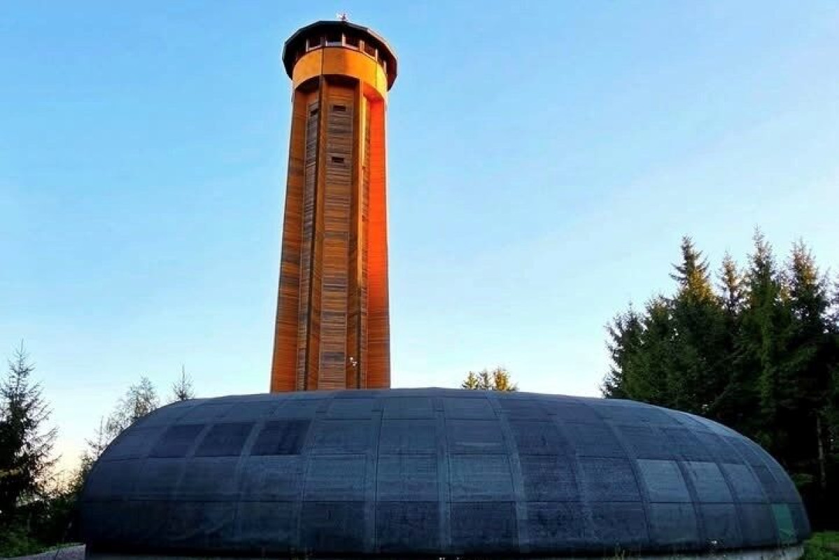 Křížová hora nabízí rozhlednu a výhled na Králický Sněžník Křížová hora nabízí rozhlednu a výhled na Králický Sněžník