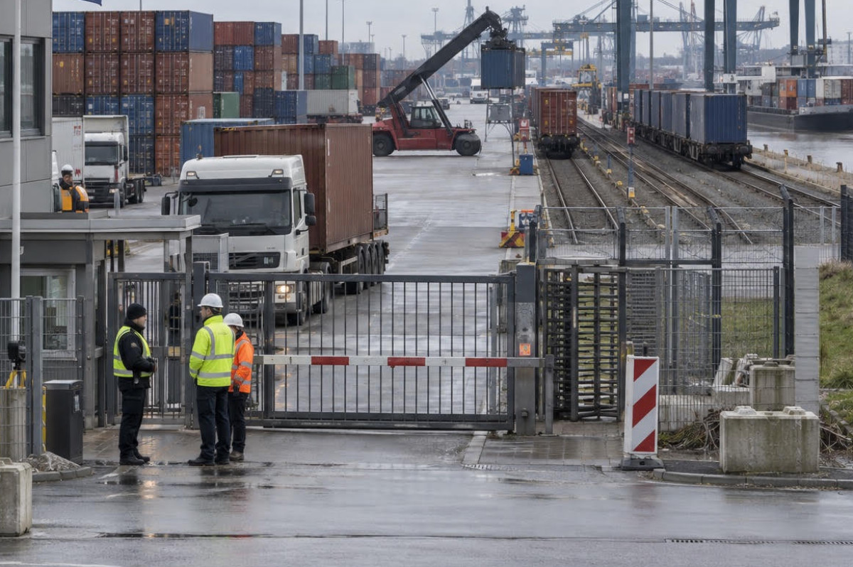 Čínské COSCO narazilo. Německo stoplo akvizici kvůli bezpečnosti Čínské COSCO narazilo. Německo stoplo akvizici kvůli bezpečnosti