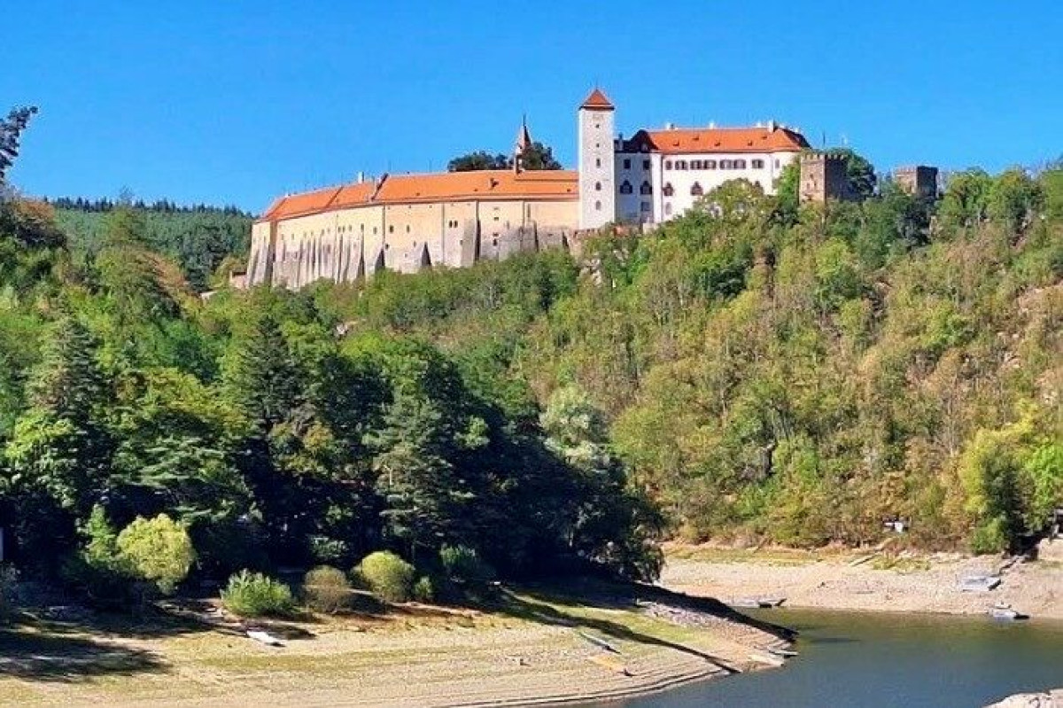 Hrad Bítov nabízí výlet nad soutokem Dyje a Želetavky