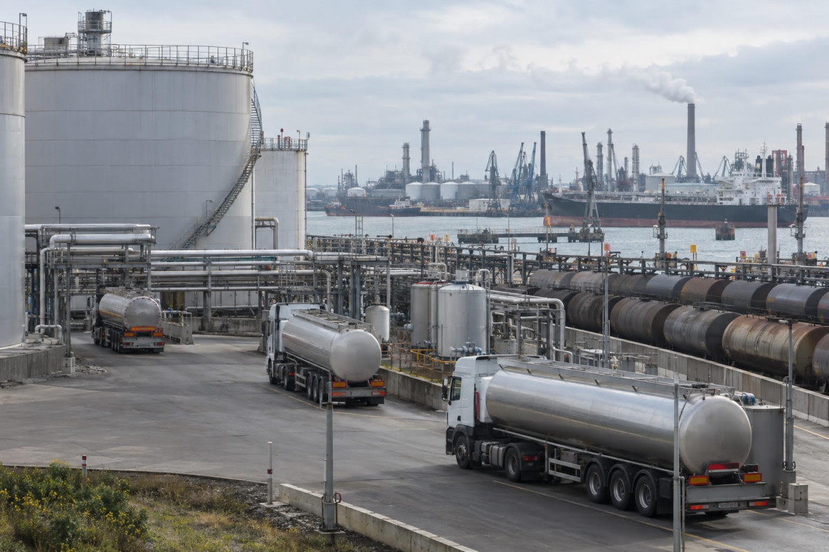Diesel se stává geopolitickou pákou. Evropa zvažuje rezervy Diesel se stává geopolitickou pákou. Evropa zvažuje rezervy