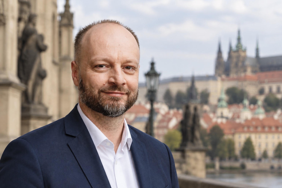 Senátor Láska neustoupil. Piráti a Scheinherr řeší propadlé hlasy