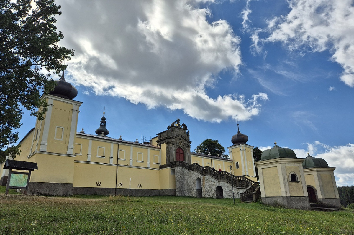 Sochy se vracejí na Hedeč, Vraclav neosiří