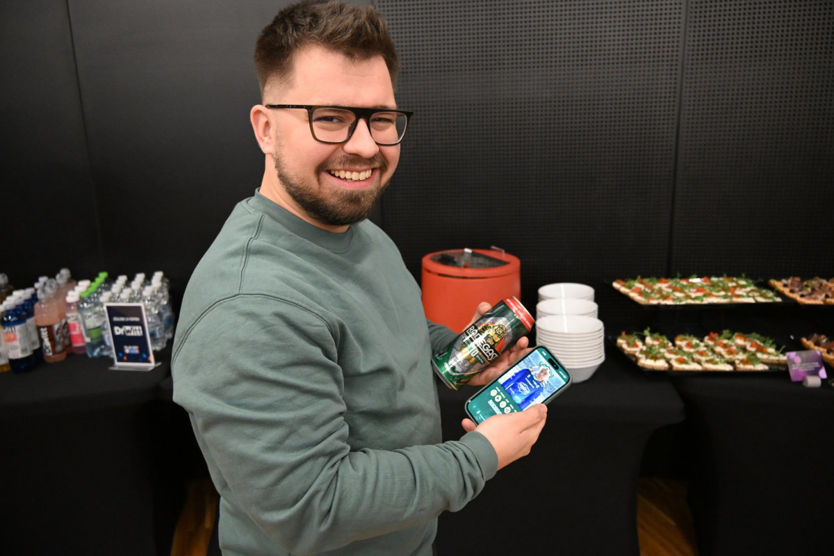 S plechovkou naplněnou  desítkou Radegastu  můžete ukázat svou bojovnost v hokejovém dresu