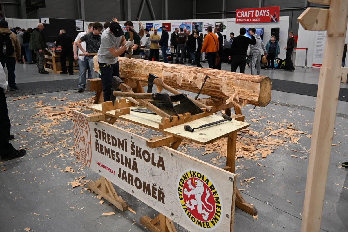 Sledovali jsme mladé řemeslníky, jak z klády vysekali mohutný trám a to na veletrhu v Letňanech