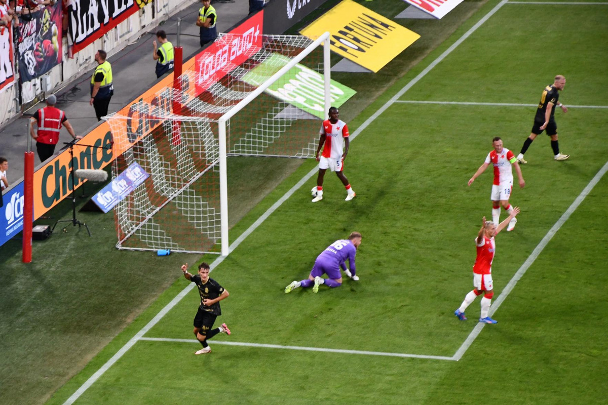 Fotbalisté Slavie jsou po prvním kole v tabulce před Spartou i po duelu Slavia - Hradec Králové 2:2 Fotbalisté Slavie jsou po prvním kole v tabulce před Spartou i po duelu Slavia - Hradec Králové 2:2
