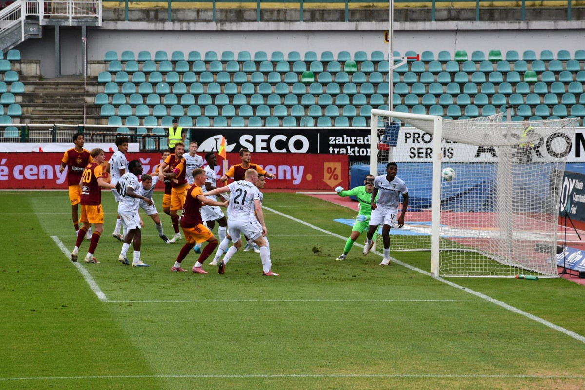 Hrají a zpívají Plzeňaci? Na Julisce? Tam zpívali příznivci Viktorie, fotbalisté Plzně nevyhráli Hrají a zpívají Plzeňaci? Na Julisce? Tam zpívali příznivci Viktorie, fotbalisté Plzně nevyhráli