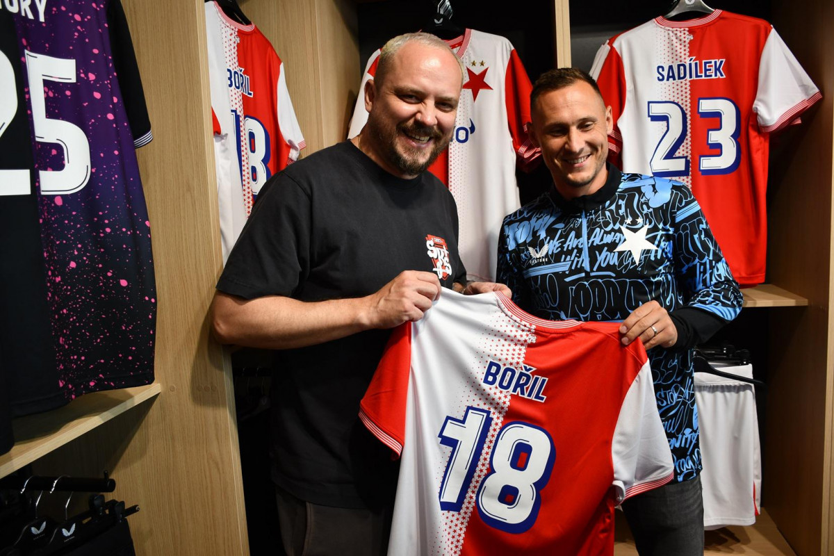 Na jedné ze tři nových sad dresů fotbalistů Slavie Praha je zobrazena němá mapa Prahy Na jedné ze tři nových sad dresů fotbalistů Slavie Praha je zobrazena němá mapa Prahy