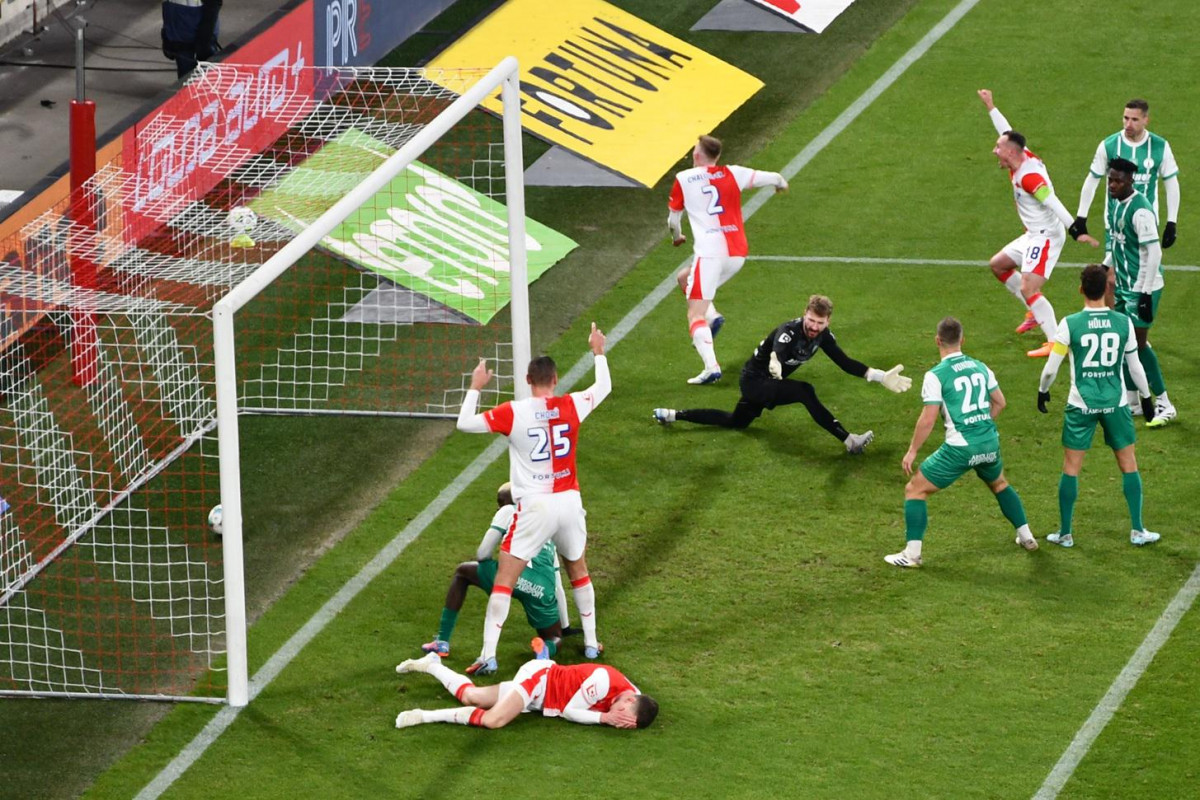 Bez osmi lidí čtyři branky při  vršovickém  derby v Edenu vidělo  19 tisíc zmrzlých diváků