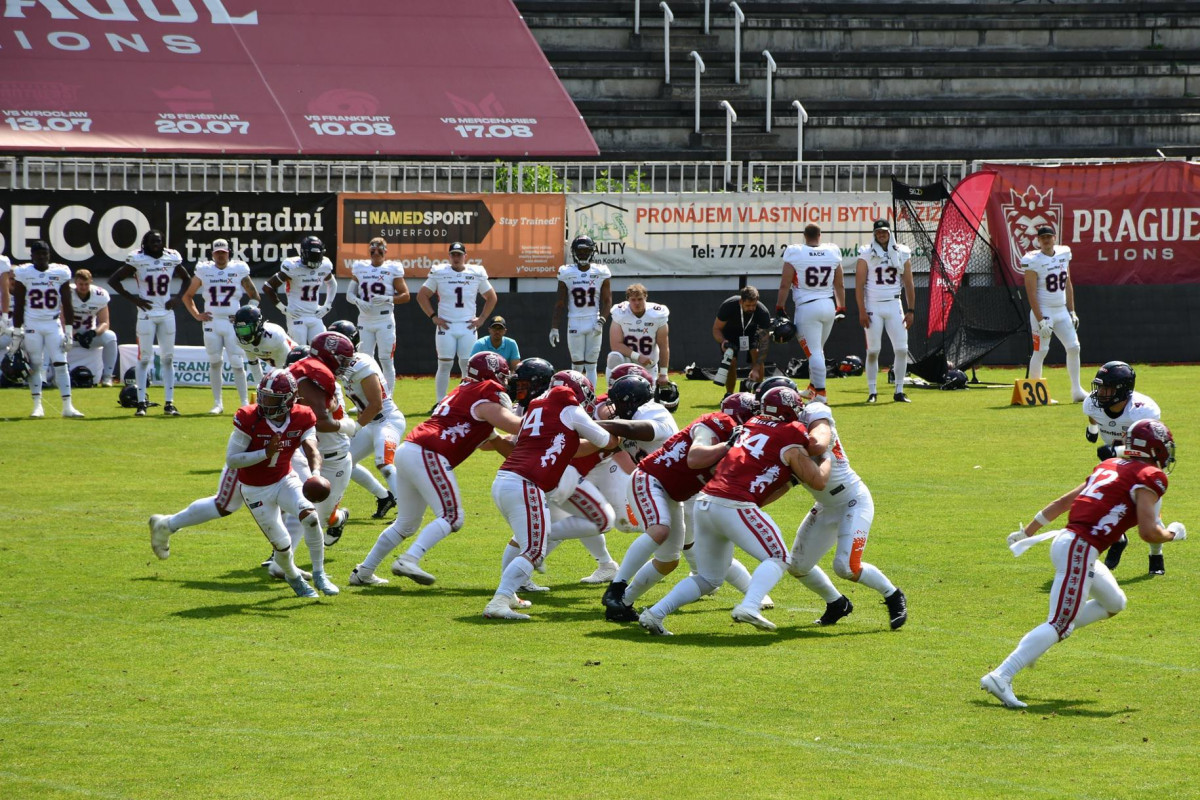 Tým amerického fotbalu Prague Lions byl osm sekund od vítězství nad Frankfurt Galaxy ... Tým amerického fotbalu Prague Lions byl osm sekund od vítězství nad Frankfurt Galaxy ...