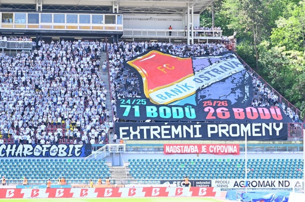 Dukla doplatila na mimořádný zápas. Tři vlastní góly znamenají přímý sestup