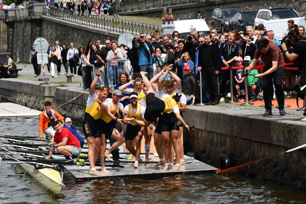 Nováčkové na Primátorkách z vítězné osmiveslice Dukly Praha byli vrženi do chladné Vltavy Nováčkové na Primátorkách z vítězné osmiveslice Dukly Praha byli vrženi do chladné Vltavy