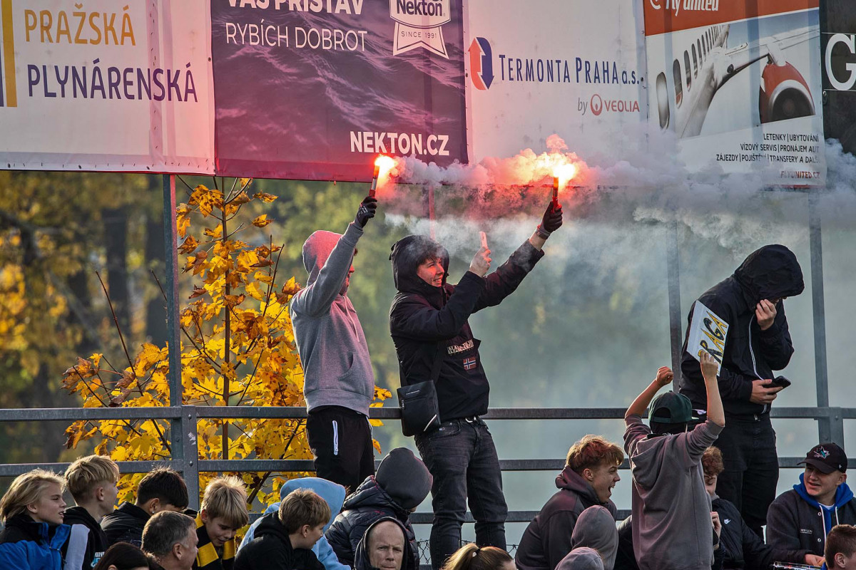 Dýmovnice, světlice a další nebezpečné předměty do hledišť ragbyových hřišť nepatří Dýmovnice, světlice a další nebezpečné předměty do hledišť ragbyových hřišť nepatří