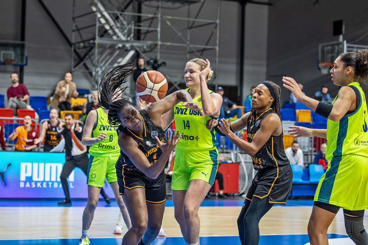 Utkání USK Praha - Galatasaray 64:55 zaznamenané objektivy Miloše Březiny