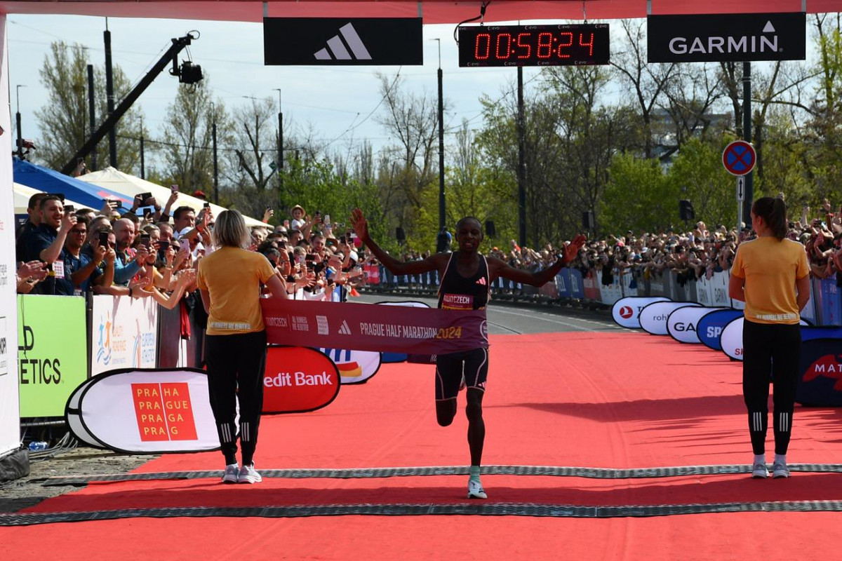 Keňan Sabastian Sawe proletěl Prahou rychlostí 361 a půl metrů za minutu na trase půlmaratonu