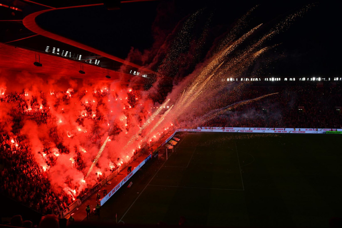 Ohňostroj osmdesát let a jeden den po válce v pražském Edenu po derby  Slavia - Sparta 2:1