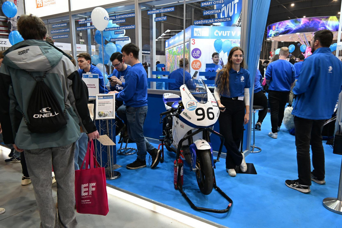 Na největších vysokých školách v Praze, v Brně, v Olomouci a v Bratislavě máme fakulty sportu! Jsou na veletrhu Gaudeamus Na největších vysokých školách v Praze, v Brně, v Olomouci a v Bratislavě máme fakulty sportu! Jsou na veletrhu Gaudeamus