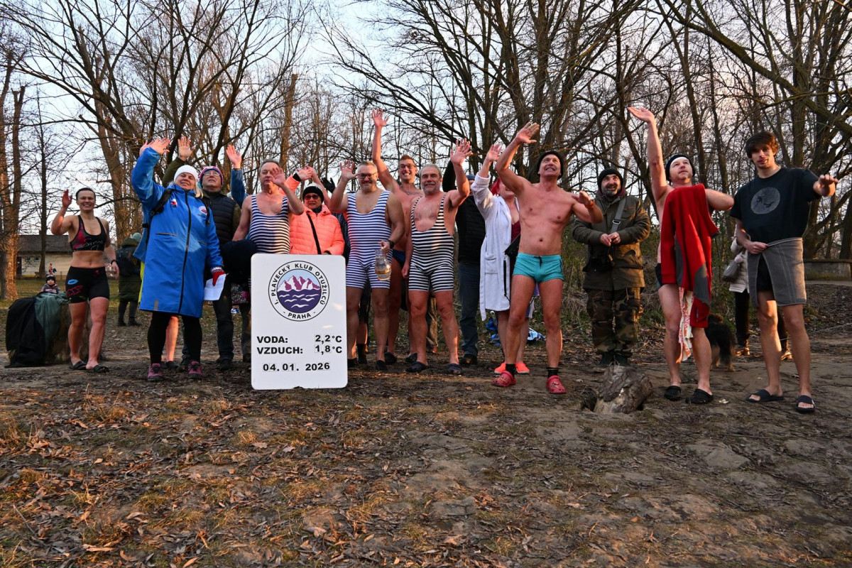 Pražští otužilci poslali pozdrav od Vltavy čestnému členovi klubu Janovi Novákovi