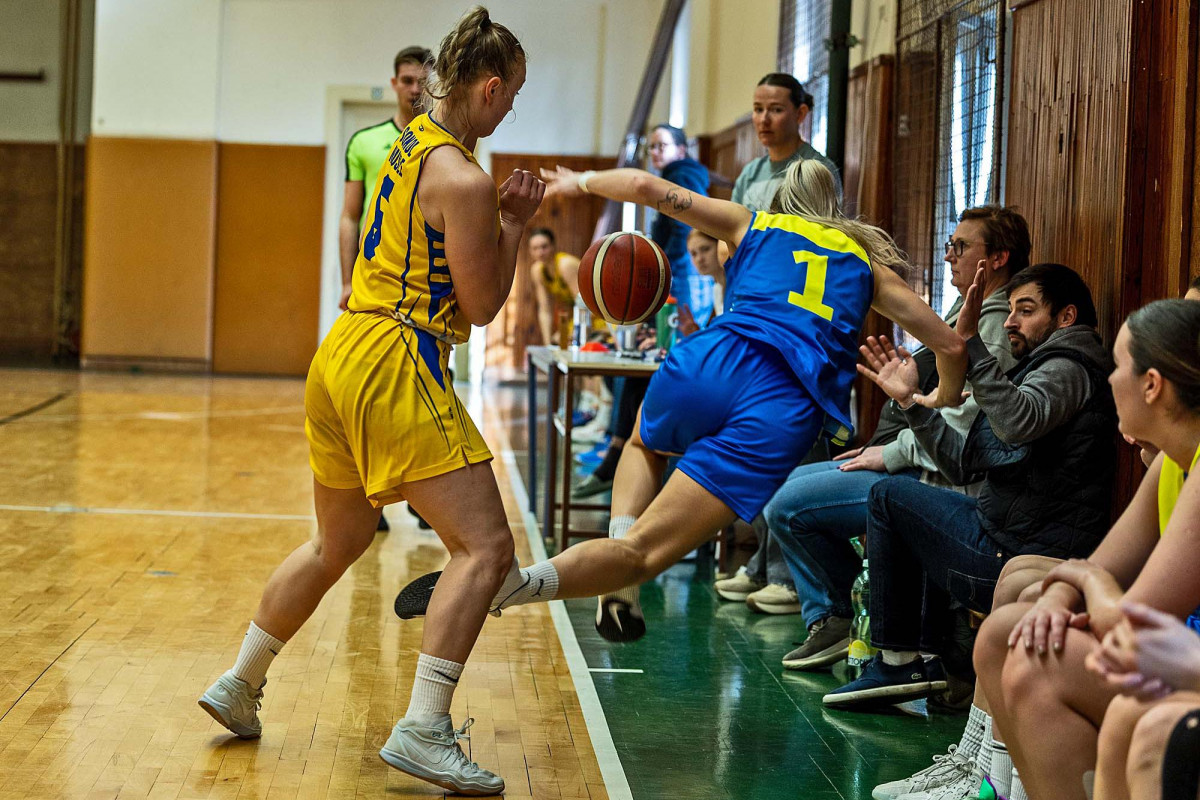 Při prohlížení fotografií Miloše Březiny  z basketbalu žen USK  B - Sokol Nusle se zasmějete