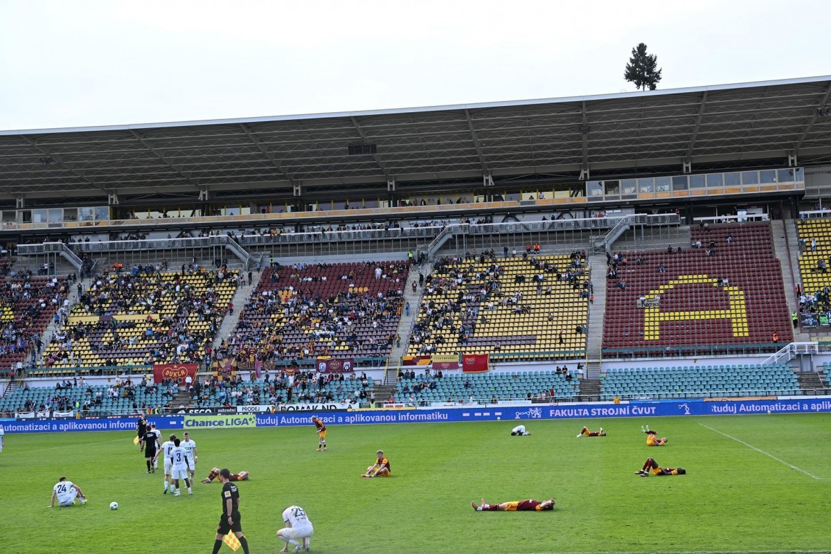 Vytrvalí fanoušci v tabulce posledních fotbalistů Dukly Praha fandili, ale marně  Dukla - Karviná 1:2
