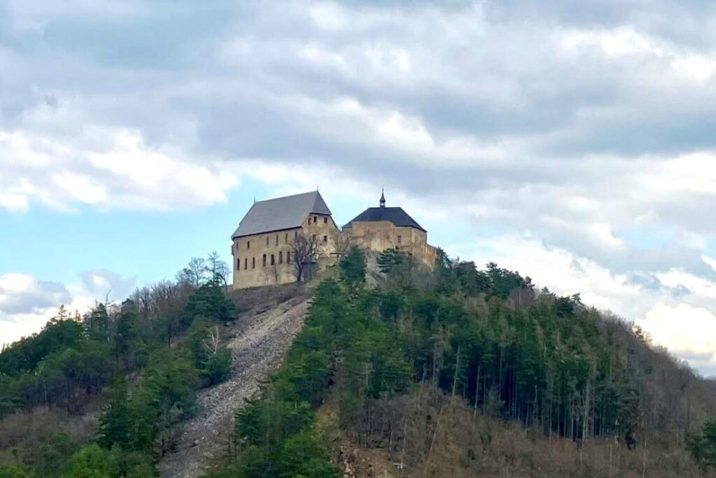 Hrad Žebrák a Točník: Královská cesta do středověku