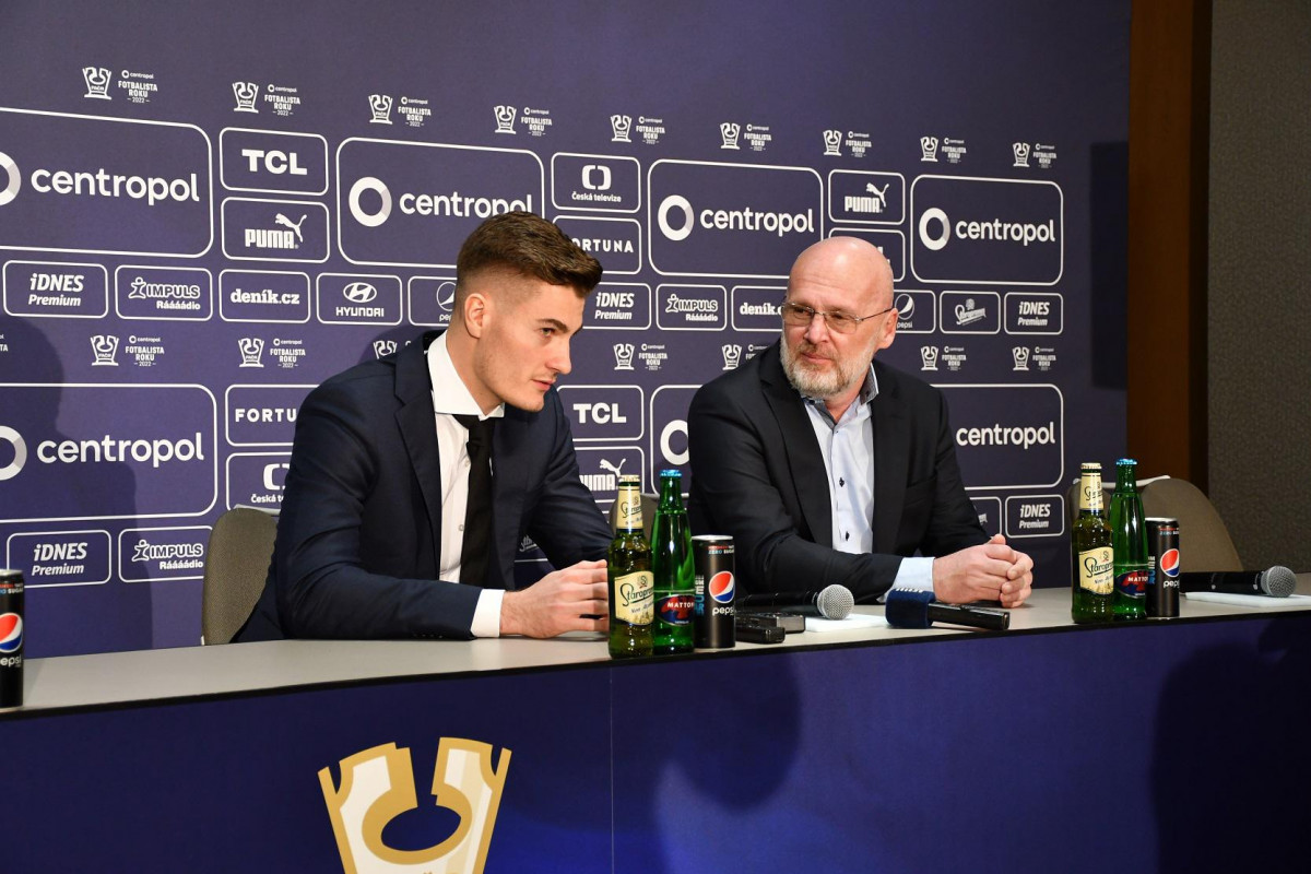 Fotbalista roku 2022 ... Patrik Schick a Andrea Stašková obhájili prvenství Fotbalista roku 2022 ... Patrik Schick a Andrea Stašková obhájili prvenství