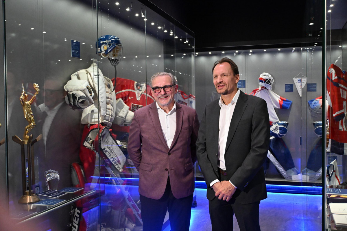 Český národní tým hokejistů povedou hlavní trenér Zdeněk Moták a asistent  Pavel Gross