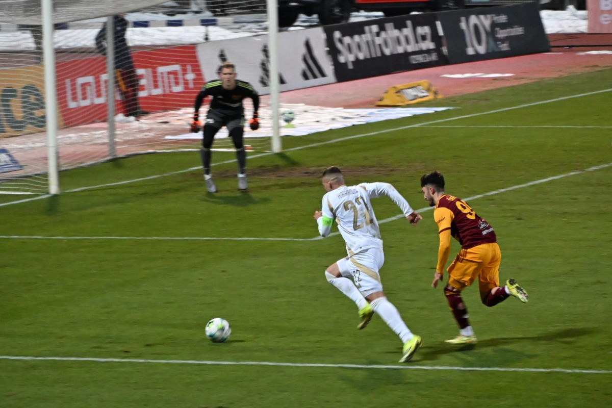 Lukáš Haraslín dostal záběry z Julisky do slovenského sportovního zpravodajství ... Dukla - Sparta 0:3 Lukáš Haraslín dostal záběry z Julisky do slovenského sportovního zpravodajství ... Dukla - Sparta 0:3