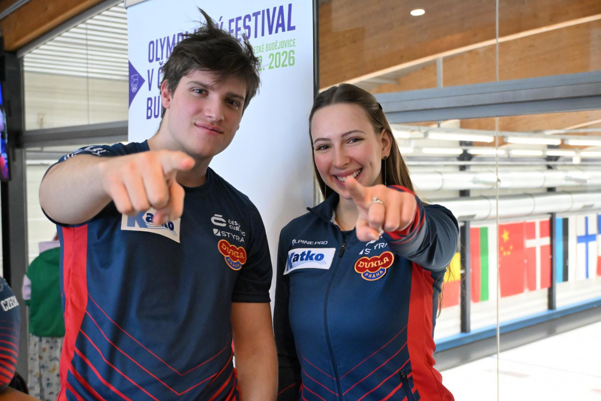 Studenti a olympionici Julie Zelingrová  a Vít Chabičovský  se těší na curlingovou soutěž smíšených dvojic