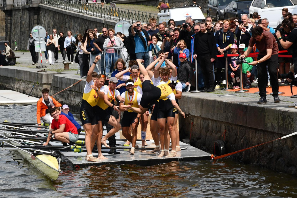 Nováčkové na Primátorkách z vítězné osmiveslice Dukly Praha byli vrženi do chladné Vltavy Nováčkové na Primátorkách z vítězné osmiveslice Dukly Praha byli vrženi do chladné Vltavy