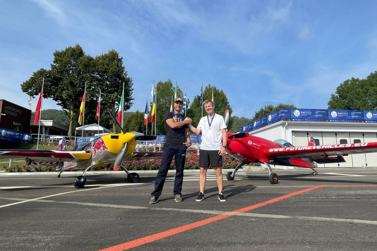 Čeští akrobatičtí piloti zazářili na Mistrovství Evropy Čeští akrobatičtí piloti zazářili na Mistrovství Evropy