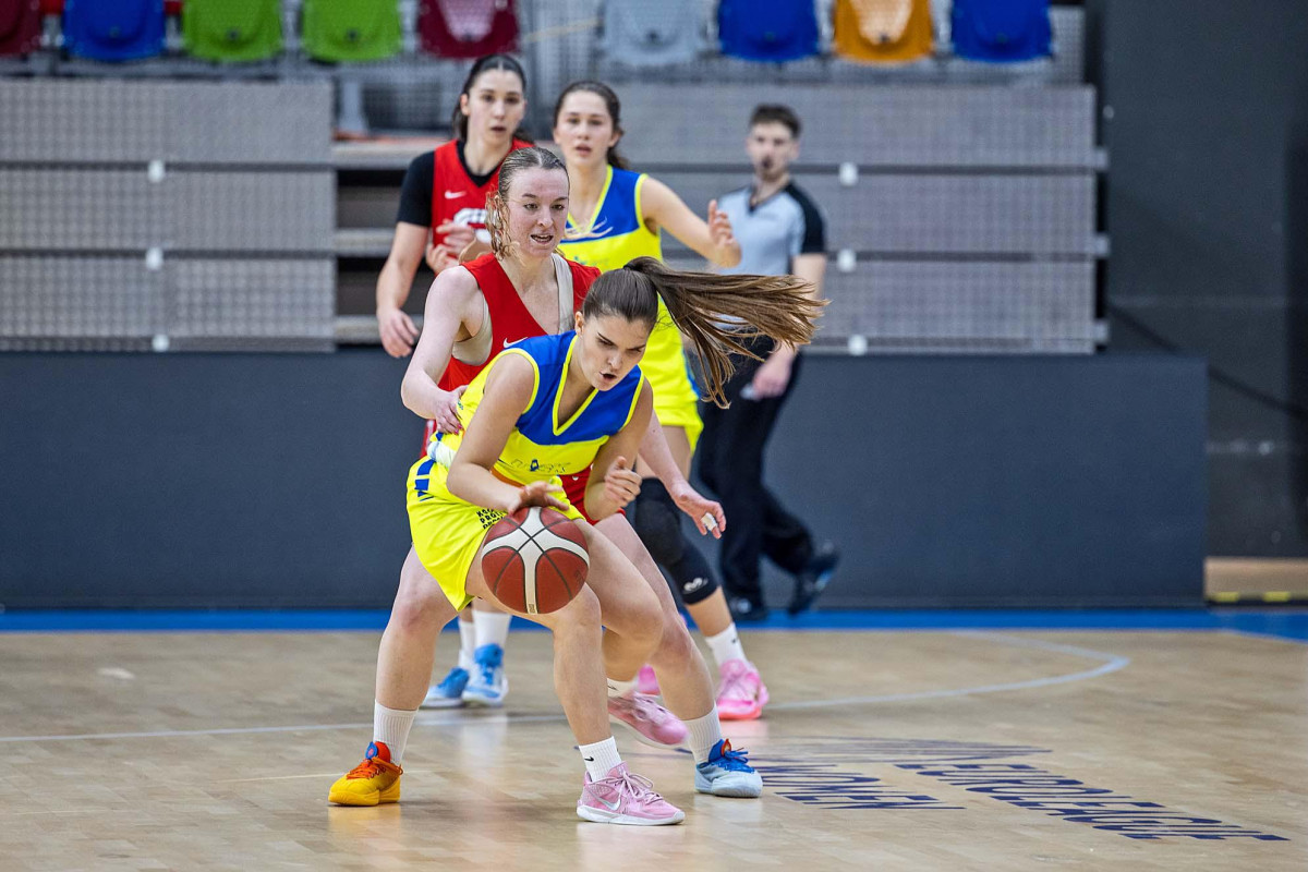 Přízemní basketbal žen  USK Praha B -  Sparta Praha 74:67 objektivy Miloše Březiny