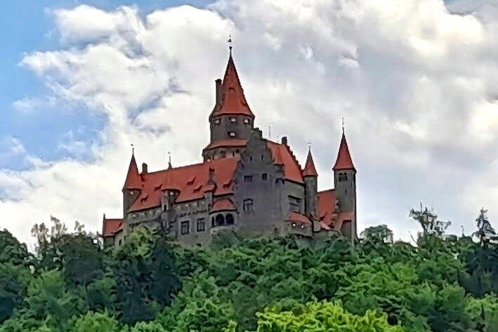 Hrad Bouzov a nejkrásnější trasy v jeho okolí
