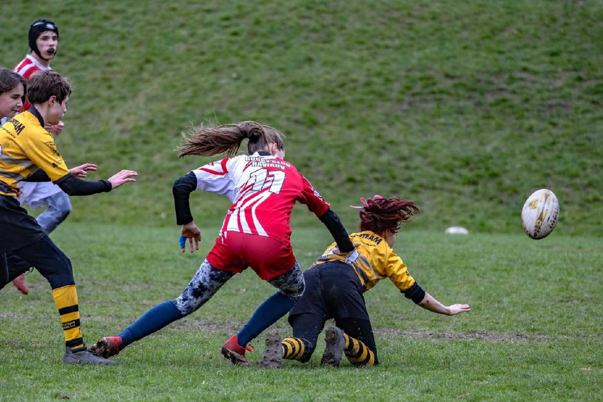 Obrázky ze sportu, ve kterém hraje nejvíce hráčů na hřišti. Ragby holky a kluci navíc hrají společně