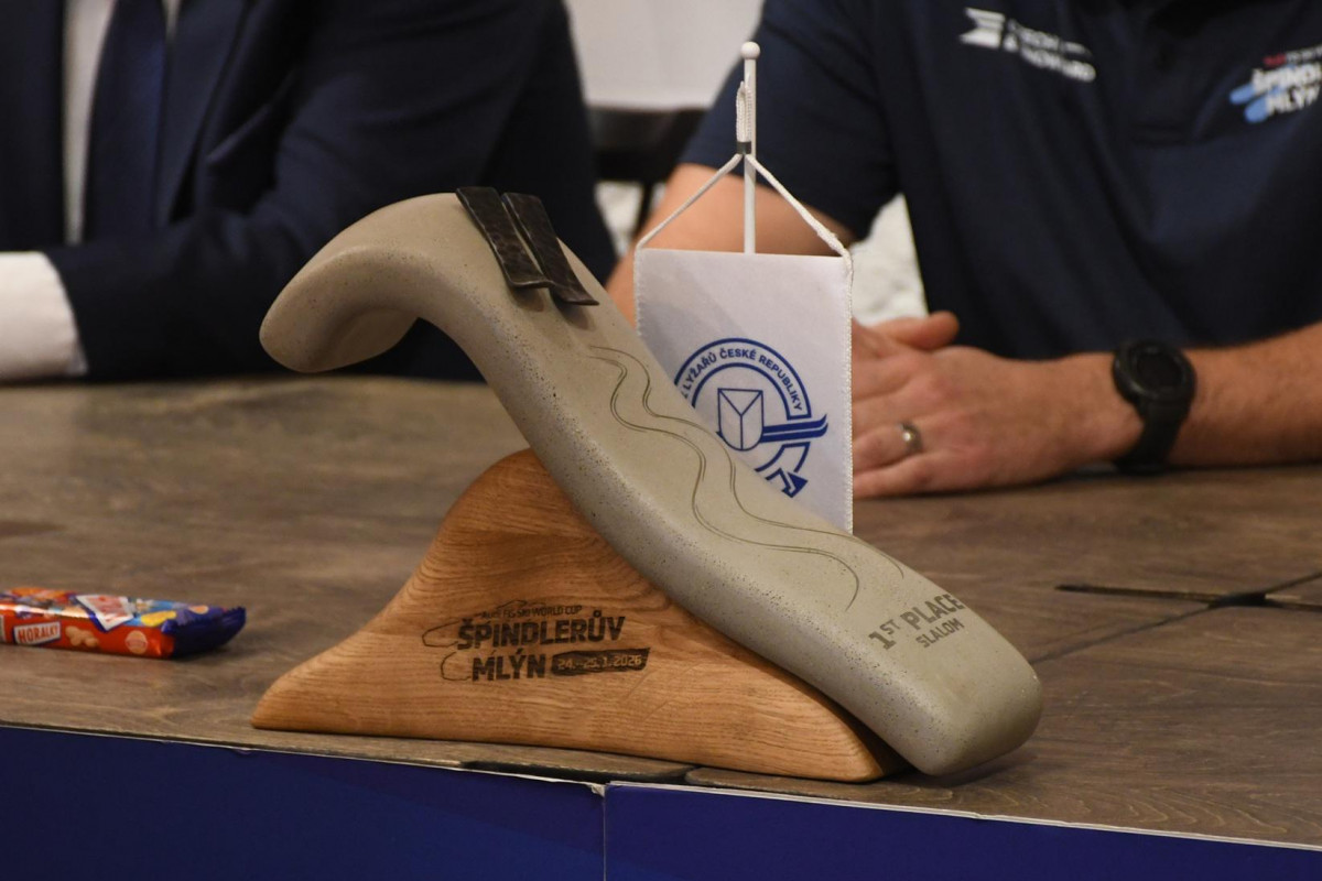 Vítězné lyžařky  na Světovém Poháru ve Špindlerovém Mlýně získají pětikilové trofeje