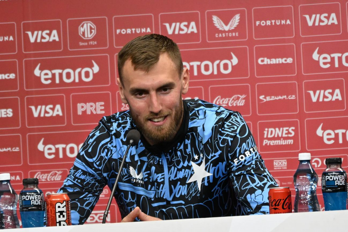 Copak videorozhodčí Beneš coby odborník na plivání nezná, že se v našich krajích plive i pro štěstí?