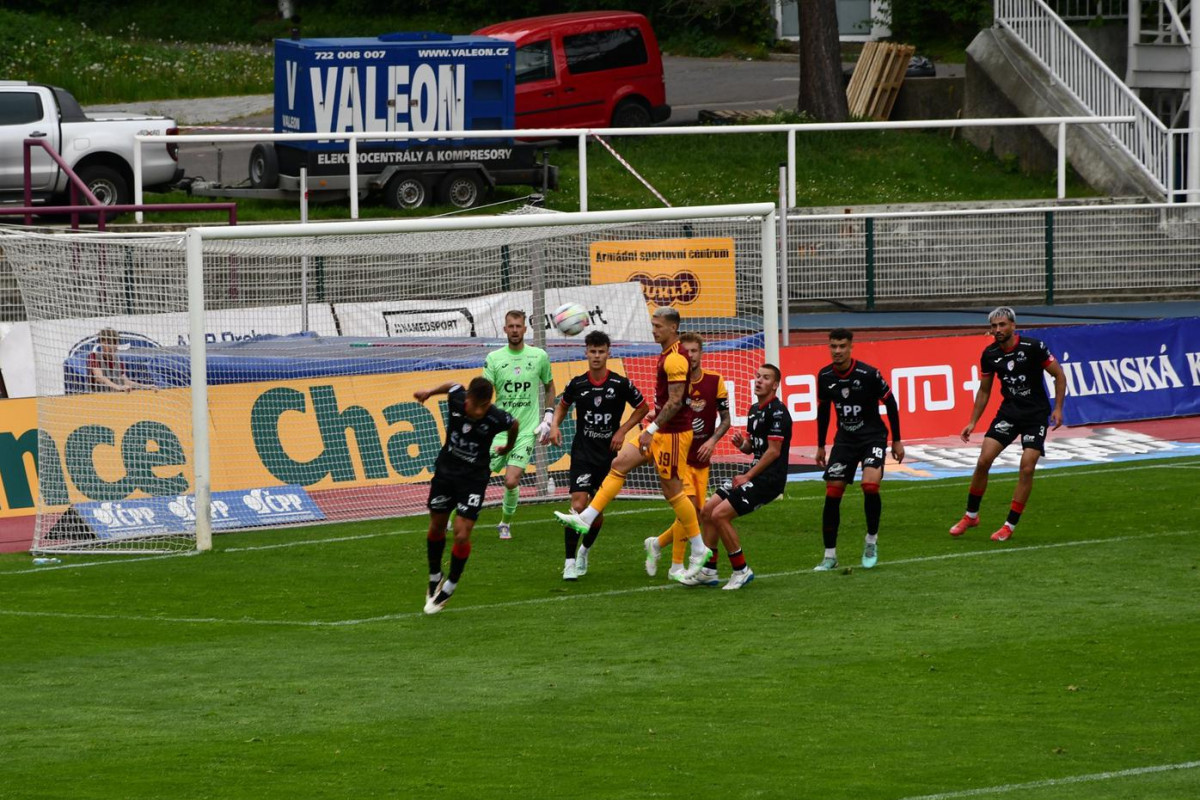 Kdo se zapomněl o přestávce u stánku s klobásami, neviděl branky! Dukla - Pardubice 2:0 Kdo se zapomněl o přestávce u stánku s klobásami, neviděl branky! Dukla - Pardubice 2:0