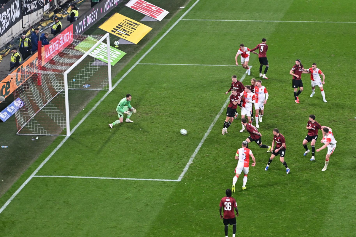 Na  velký den velkého fotbalisty Tomáše Chorého při derby  Slavie - Sparta 3:1 hořel i plot na Severu